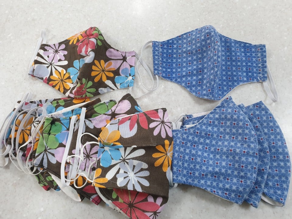 부산 광민 지구대에는 한 여성이 수제 면마스크 11장을 봉지 담아 출입문에 걸어두고 갔다. /사진=부산지방경찰청