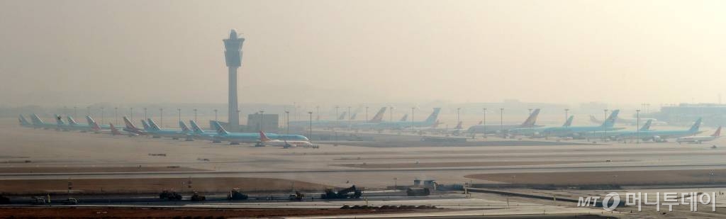 코로나19 여파에 한국인의 입국을 제한 또는 금지하는 국가들로 인해 국제선 항공편 운항이 잇따라 중단되고 있는 가운데 9일 오전 인천국제공항 주기장에 항공기들이 멈춰 서 있다. / 사진=이기범 기자 leekb@