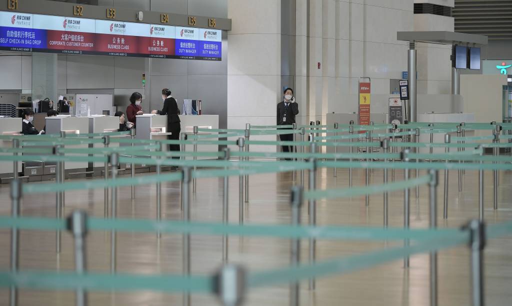 코로나19 확진자가 날로 증가하는 24일 인천국제공항 1터미널  출국장의 중국항공사 카운터가 한산한 모습을 보이고 있다. / 사진=인천국제공항=이기범 기자 leekb@