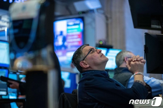 (뉴욕 AFP=뉴스1) 우동명 기자 = 11일(현지시간) WHO가 코로나19을 '팬데믹'으로 선언하면서 투자심리가 크게 위축돼 뉴욕증시가 또다시 폭락하자 트레이더가 전광판을 보며 기도하는 모습을 하고 있다.   ⓒ AFP=뉴스1  <저작권자 ⓒ 뉴스1코리아, 무단전재 및 재배포 금지>