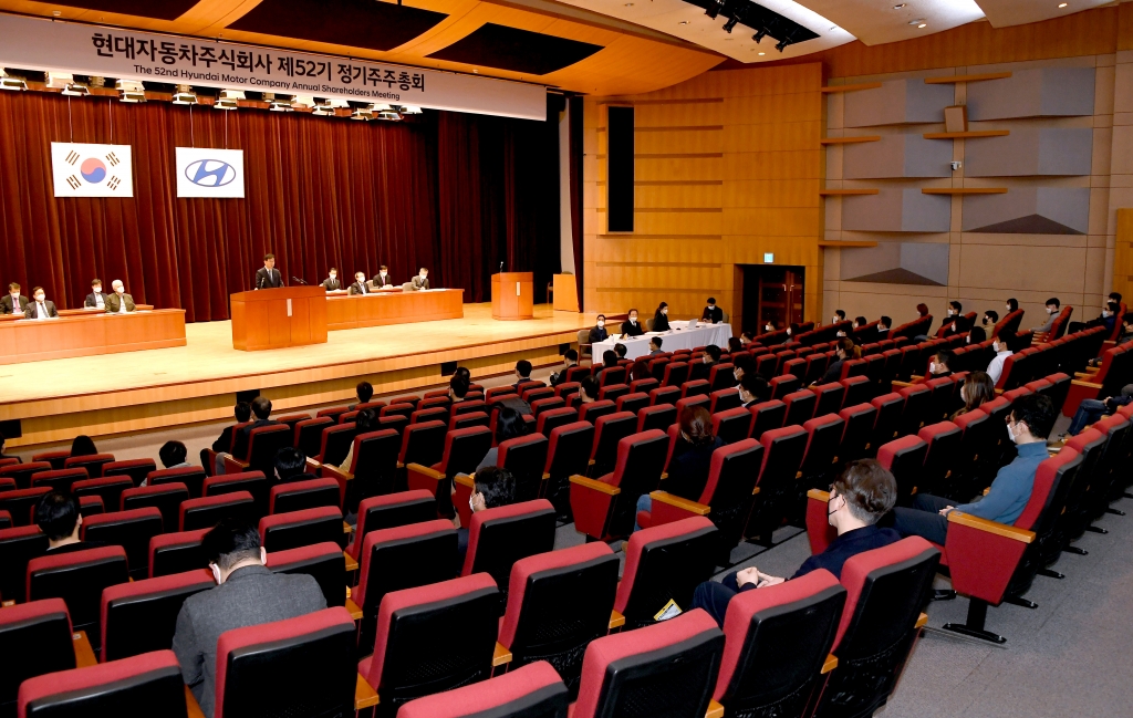 현대차 주주총회에 참석한 주주들이 마스크를 쓰고 멀찍이 떨어져 앉아있다./사진=현대차
