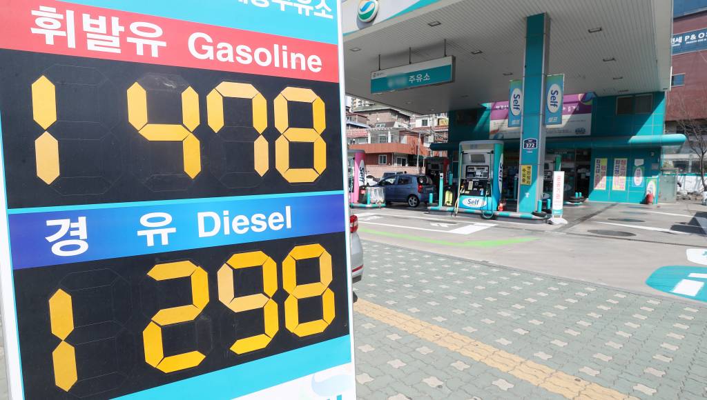 세계 '코로나19' 확산 여파로 국제유가 폭락세가 이어지고 있는 18일 오후 서울 서대문구의 한 주유소에서 휘발유를 리터당 1478원에 판매하고 있다. / 사진=김휘선 기자 hwijpg@
