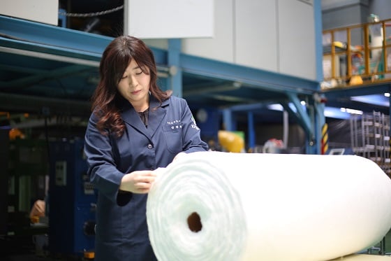 김태희 한국생산기술연구원 산업융합섬유그룹 선임연구원이 MB필터 원단을 검사하고 있다/사진=과학기술정보통신부