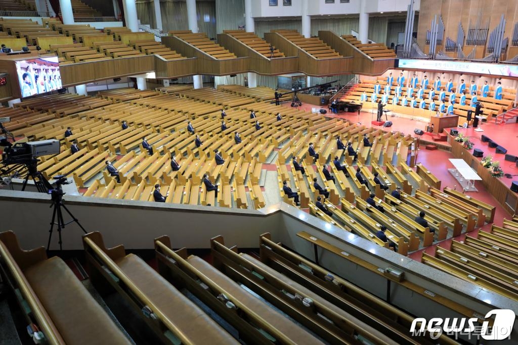 (서울=뉴스1) 구윤성 기자 = 신종 코로나바이러스 감염증(코로나19) 확진자가 7천 명을 넘어선 8일 서울 여의도순복음교회 대성전에서 성가대와 교역자 등 최소인원만 참석한 가운데 온라인 주일예배가 열리고 있다. 2020.3.8/뉴스1