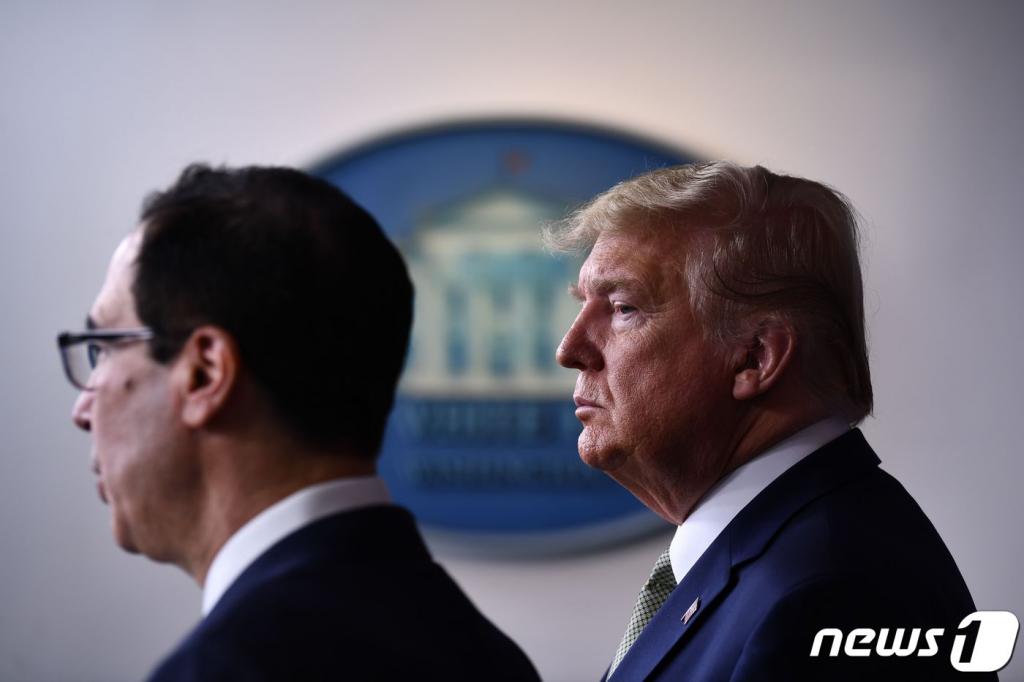 (워싱턴 AFP=뉴스1) 우동명 기자 = 도널드 트럼프 미국 대통령이 17일(현지시간) 워싱턴 백악관에서 열린 코로나19 대응 태스크포스 언론 브리핑에 스티븐 므누신 재무장관과 참석을 하고 있다. ⓒ AFP=뉴스1