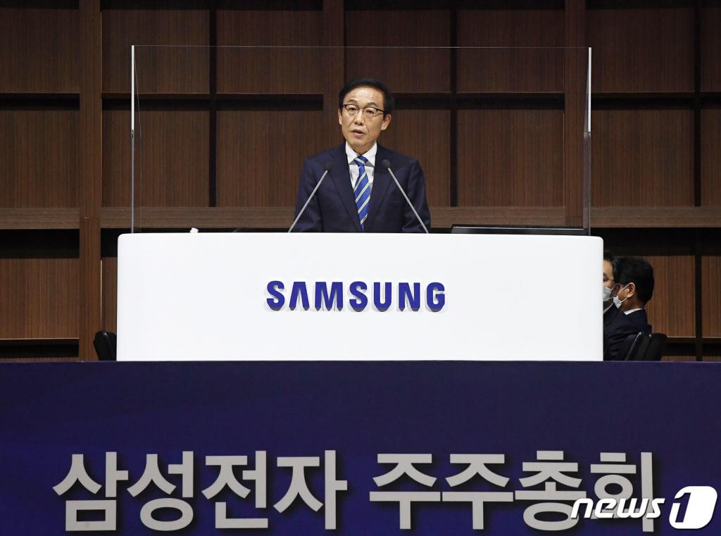 (수원=뉴스1) 조태형 기자 = 김기남 삼성전자 대표이사 부회장이 18일 오전 경기도 수원시 영통구 수원컨벤션센터에서 열린 삼성전자 제51기 정기주주총회에서 발언을 하고 있다. 2020.3.18/뉴스1