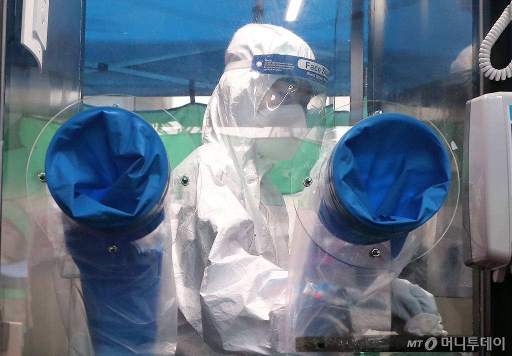17일 오전 서울 관악구 신림동 에이치플러스 양지병원 코로나19 감염안전진료부스에서 의료진이 소독을 하고 있다.양지병원 감염안전진료부스는 의사와 환자가 분리돼 감염 위험도를 낮추고 안전하게 검체를 채취할 수 있는 것이 특징이다. / 사진=김창현 기자 chmt@