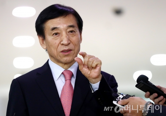  이주열 한국은행 총재가 20일 오전 서울 중구 한국은행 본관으로 출근하면서 한·미 통화 스와프 체결 관련 취재진 질의에 답하고 있다. / 사진=김창현 기자 chmt@