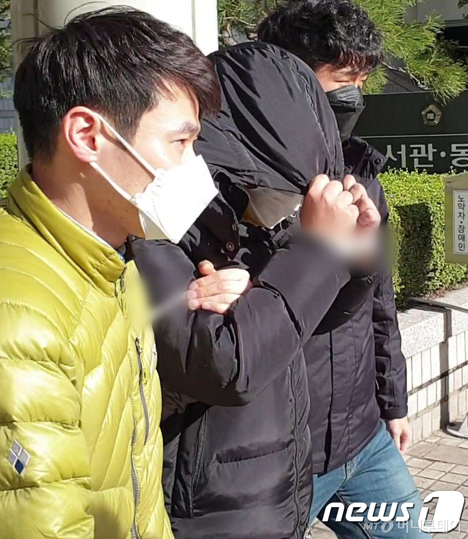 텔레그램에서 미성년자를 성적으로 착취하는 내용의 영상물을 공유하는 ‘n번방’ 사건의 핵심 피의자인 일명 ‘박사’로 지목되는 20대 남성 조모씨 19일 서울 서초구 서울중앙지법에서 구속 전 피의자심문을 마치고 법원을 나서고 있다. /사진=뉴스1