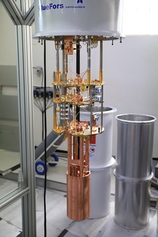 극저온 냉동기 내부 실험장치극저온 냉동기 내부에 설치된 실험 장비 일부. 가장 아래 금속 원통이 실험의 공진기로 사용되며, 내부에 안테나가 설치되어 있다. 금색 판들은 각각 다른 온도를 갖는 층들로, 이 위에 안테나로 얻은 신호를 증폭하는 증폭장치 등이 있다. 금색 판들은 가장 아래부터 50 mK(약 섭씨 –273.1도), 100 mK (약 섭씨 –273.05도), 1 K (약 섭씨 –272.15도)를 갖도록 설계되었다/사진=IBS