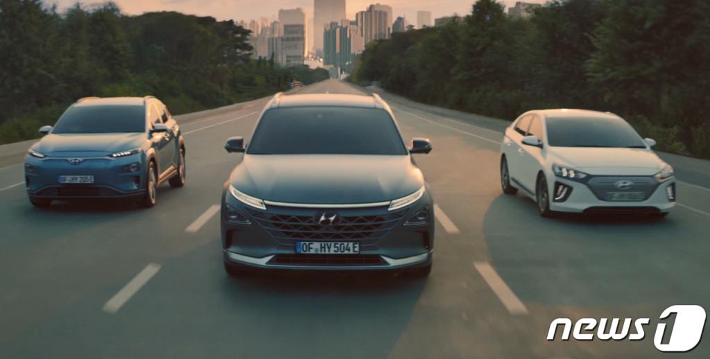 (서울=뉴스1) = 현대자동차그룹이 공개한 그룹의 역사를 되돌아보는 영상이 3일만에 100만뷰 이상의 조회수를 기록해 눈길을 끈다. 현대차그룹은 지난 3월 16일 한국 공식 유튜브 계정을 통해 ‘내일을 향합니다(넥스트 어웨이츠, Next Awaits)’라는 브랜드 캠페인 영상을 공개했다. 이 영상은 약 2분 길이로 현대차그룹의 현재부터 과거까지 역사를 조명하고 있다. 사진은 영상 속 수소전기차 넥쏘. (현대자동차그룹 제공) 2020.3.22/뉴스1