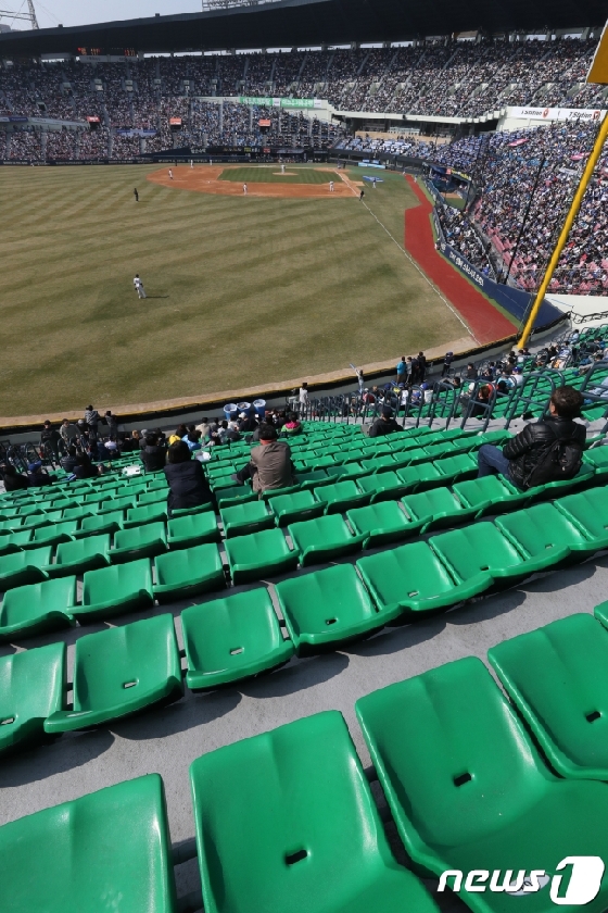 예전에 설치돼 있던 잠실야구장 외야석 모습. 통째로 된 의자가 설치돼 있다. /사진=뉴스1