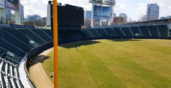 새롭게 단장한 잠실야구장 외야석. /사진=김우종 기자
