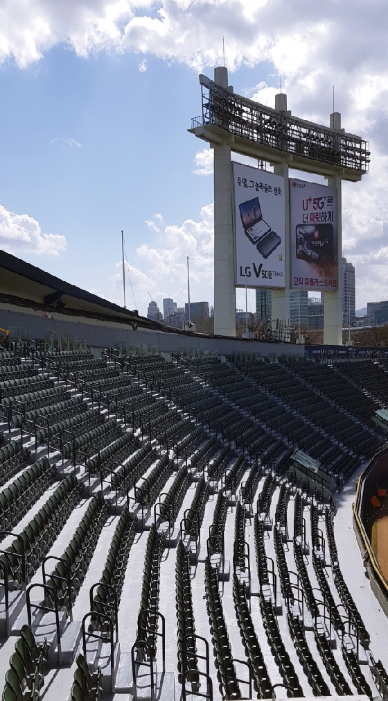 잠실야구장 새 외야석. /사진=김우종 기자