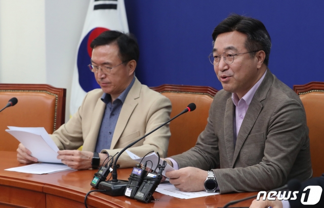 김홍걸 더불어민주당 비례대표 후보가 지난 14일 서울 여의도 민주당사에서 열린 제2차 중앙위원회에서 우상호 의원과 대화하고 있다. /사진=뉴스1.