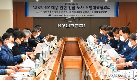 (서울=뉴스1) = 현대자동차그룹이 공개한 그룹의 역사를 되돌아보는 영상이 3일만에 100만뷰 이상의 조회수를 기록해 눈길을 끈다. 현대차그룹은 지난 3월 16일 한국 공식 유튜브 계정을 통해 ‘내일을 향합니다(넥스트 어웨이츠, Next Awaits)’라는 브랜드 캠페인 영상을 공개했다. 이 영상은 약 2분 길이로 현대차그룹의 현재부터 과거까지 역사를 조명하고 있다. 사진은 영상 속 수소전기차 넥쏘. (현대자동차그룹 제공) 2020.3.22/뉴스1