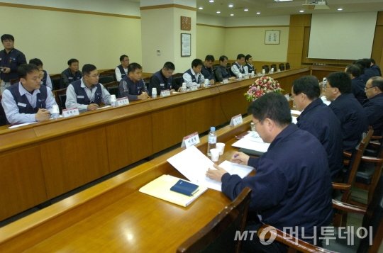 (서울=뉴스1) = 지난 25일 오후 현대자동차 울산공장 본관 아반떼룸에서 노사 관계자들이 '코로나19' 위기 극복을 위한 특별대책협의를 하고 있다. 이날 노사가 합의한 내용은 크게 사전 예방활동 강화, 확진자 발생시 선제적 비상조치, 협력사 및 지역사회 공동 위기극복을 위한 노사공동 지원활동 등이다. 또, 사업장 감염 확산을 차단하기 위해 출입 인원 마스크 착용 의무화, 통근버스 출근자 발열 여부 확인 강화, 확진자 탑승 차량 추적을 위한 통근버스 식별 번호 표시 등 사업장 출입 관리를 강화하기로 했다. (현대차 제공) 2020.2.26/뉴스1