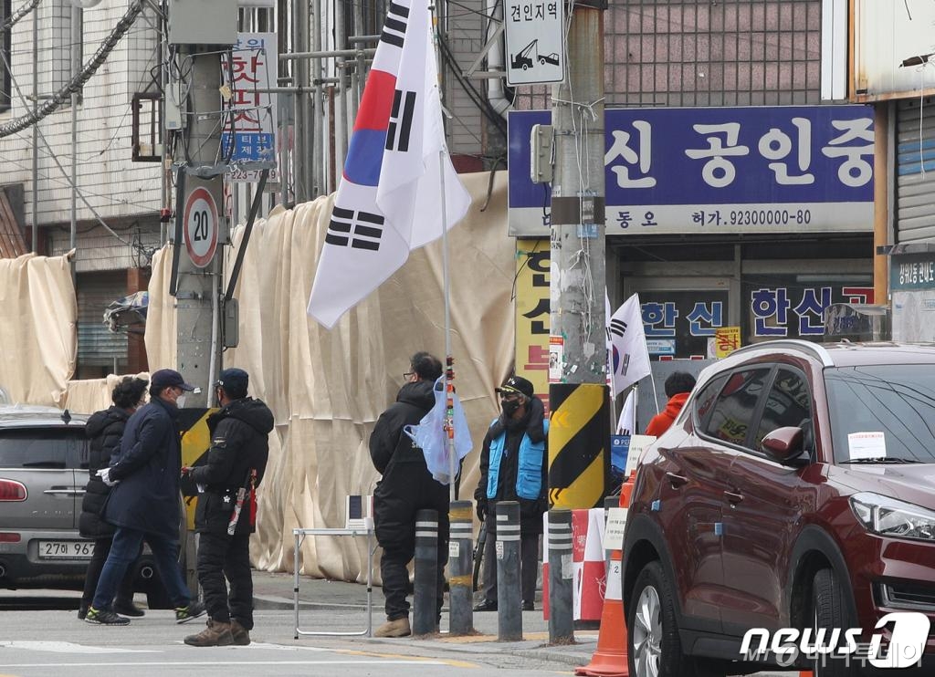 (서울=뉴스1) 신웅수 기자 = 1일 구속된 전광훈 한국기독교총연합회 대표회장이 담임목사로 있는 서울 성북구 사랑제일교회에서 경찰이 교회로 가는 길을 통제하고 있다.  신종 코로나바이러스 감염증(코로나19) 확산 위험 때문에 대형교회들이 이날 주일 예배를 온라인으로 대신했지만 사랑제일교회는 집회 성격의 3·1절 예배를 강행했다. 2020.3.1/뉴스1