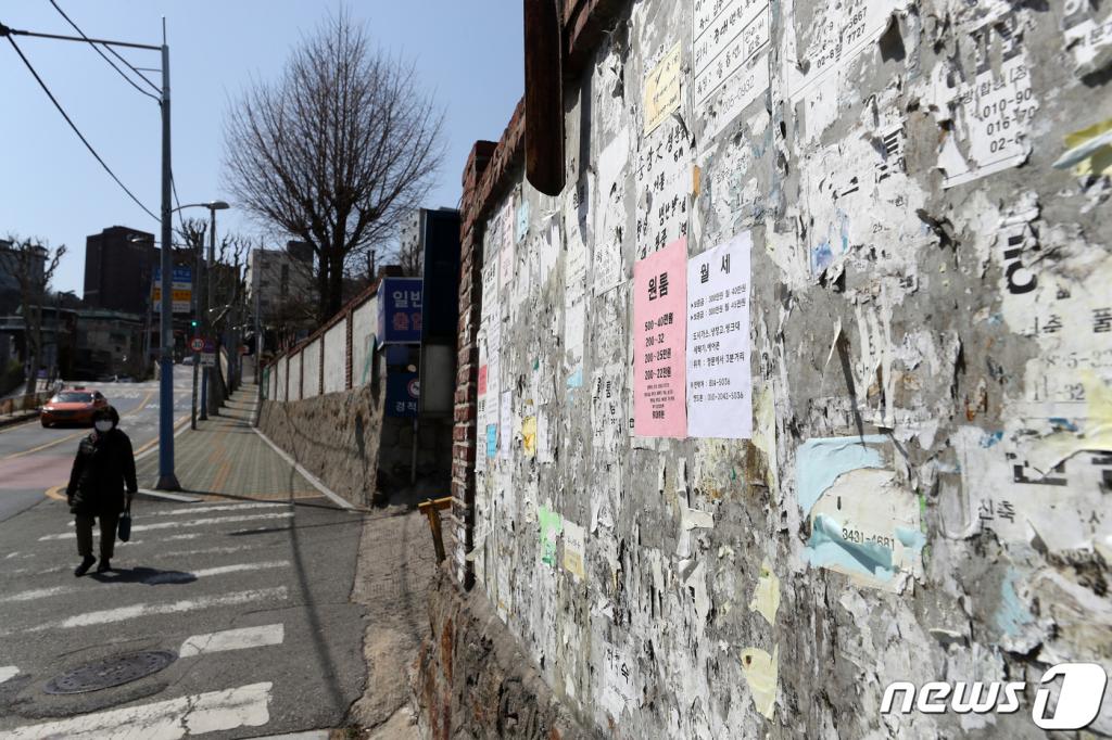 (서울=뉴스1) 이승배 기자 = 20일 오후 서울 동작구 중앙대학교 인근 주민 게시판. 코로나19 여파로 원룸 및 하숙집 공고가 줄어들었다. 2020.3.20/뉴스1