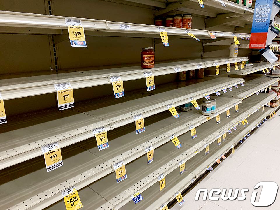 [미국(샌프란시스코)=뉴스1] 정진욱 기자 = 미국 신종 코로나바이러스 감염증(코로나 19)확진자 수가 3만 5000명을 넘어선 가운데 21일(현지시간)미국 샌프란시스코의 한 마트 진열대가 사재기한 시민들로 텅 비어있다.(독자제공)2020.3.23/뉴스1