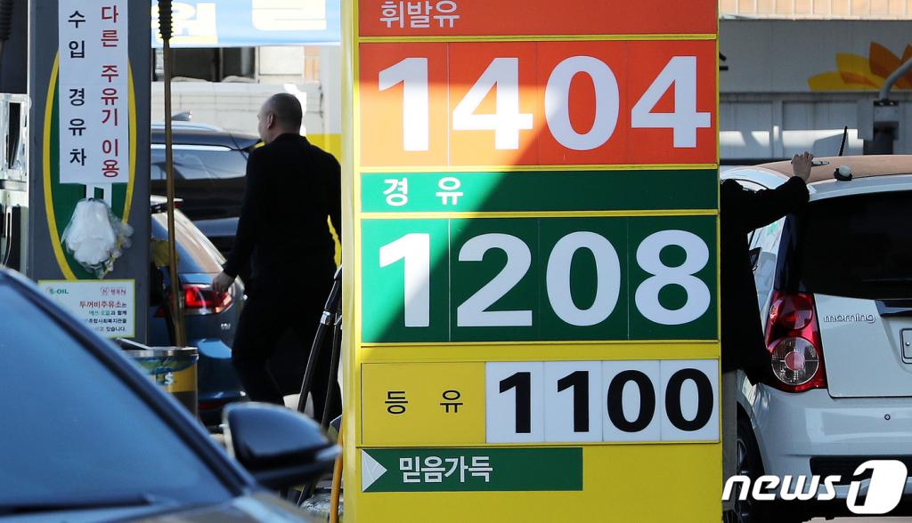 (서울=뉴스1) 박지혜 기자 = 코로나19 확산과 국제유가 폭락 여파로 전국 주유소의 휘발유 가격이 8주째 하락세를 이어가고 있다.22일 오후 서울 시내의 한 주유소에서 휘발유가 리터당 1404원, 경유가 1208원에 판매되고 있다. 2020.3.22/뉴스1