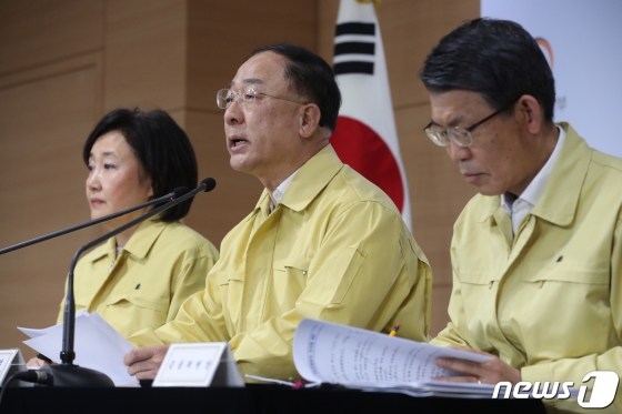 (서울=뉴스1) 이승배 기자 = 홍남기 경제부총리가 19일 오후 서울 세종로 정부서울청사에서 비상경제회의 결과를 발표하고 있다.2020.3.19/뉴스1