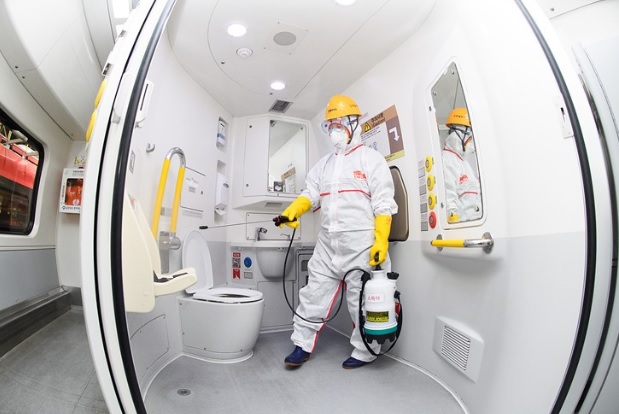 한국철도 방역인력이 23일 오후 수색에 있는 서울차량사업소에서 열차 화장실 등 고객 이용시설을 방역하고 있다./사진=한국철도 제공