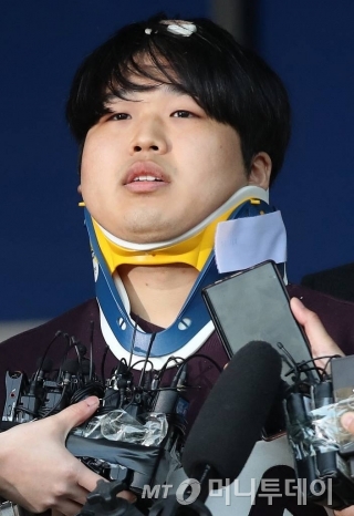 텔레그램에서 불법 성착취 영상을 제작, 판매한 n번방 사건의 주범 조주빈 씨가 25일 오전 서울 종로경찰서에서 검찰에 송치되기 위해 호송차량으로 향하고 있다. / 사진=김창현 기자 chmt@