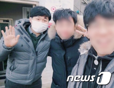 인천의 한 NGO 단체 홈페이지에 게시된 조주빈(25, 왼쪽 첫번째)의 사진. /사진=뉴스1