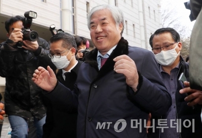 공직선거법 위반 혐의를 받고 있는 전광훈 한국기독교총연합회 대표회장 목사가 24일 오전 서울중앙지법에서 열린 구속 전 피의자 심문(영장실질심사)에 출석하고 있다. /사진=김휘선 기자 hwijpg@