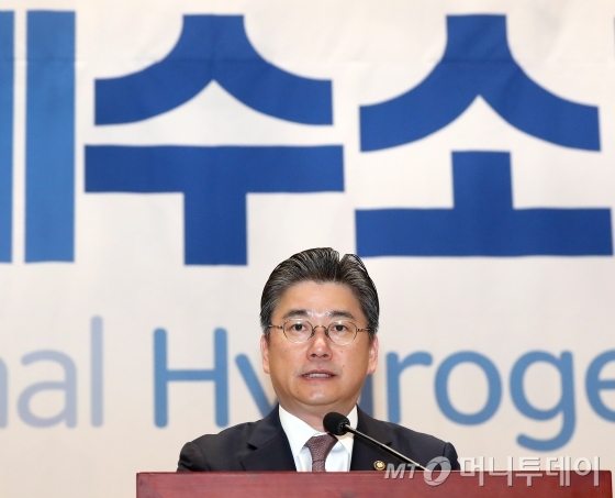  정승일 산업통상자원부 차관 25일 오전 서울 여의도 국회 의원회관에서 열린 2019 IPHE 국제수소경제포럼에서 인사말하고 있다. / 사진=홍봉진 기자 honggga@