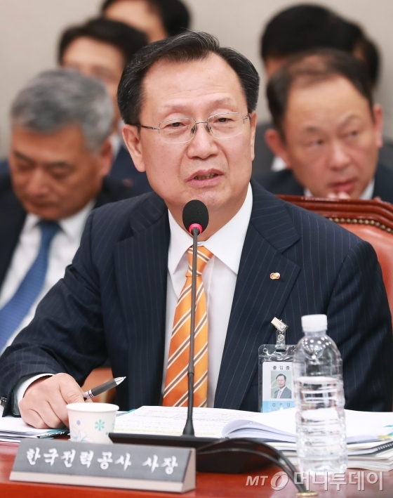 김종갑 한국전력공사 사장이 16일 오전 서울 여의도 국회에서 열린 산업통상자원중소벤처기업위원회의 한국전력공사, 한국전력거래소, 한국전력기술 등에 대한 국정감사에 출석해 의원들의 질의에 답하고 있다. / 사진=이동훈 기자 photoguy@