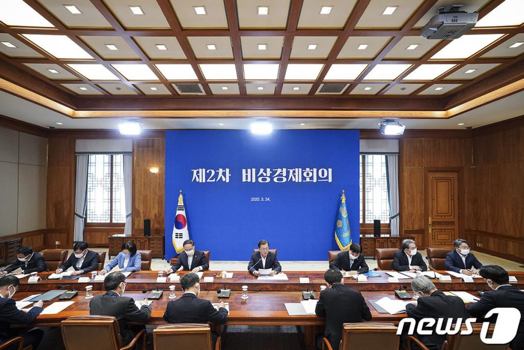 (서울=뉴스1) = 문재인 대통령이 24일 청와대에서 열린 제2차 비상경제회의에서 발언을 하고 있다. (청와대 제공) 2020.3.24/뉴스1