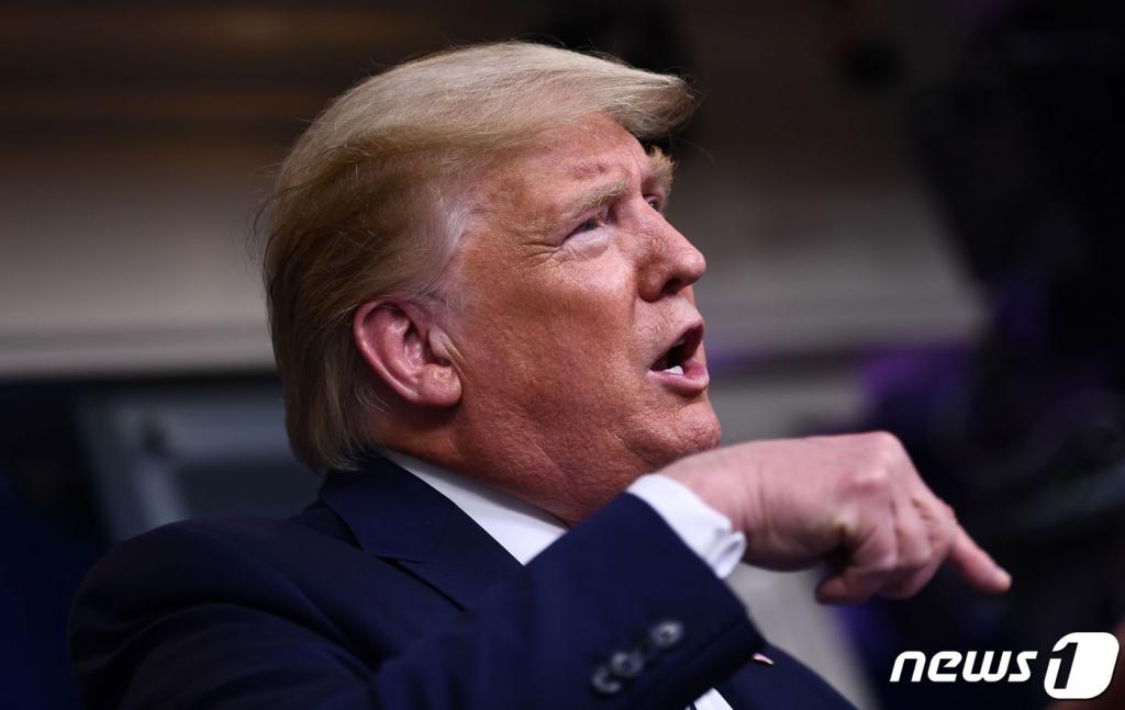 (워싱턴 AFP=뉴스1) 우동명 기자 = 도널드 트럼프 미국 대통령이 23일(현지시간) 워싱턴 백악관에서 열린 코로나19 대응 TF 브리핑에서 미국과 전 세계의 아시아계 미국인 보호가 중요하다면서 코로나19의 확산이 이들의 잘못이 아니라는 밝혔다.   ⓒ AFP=뉴스1