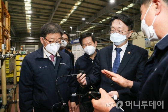 [아산=뉴시스] 김현준 국세청장(오른쪽에서 두 번째)이 충남 아산 현대자동차 공장을 찾아 신종 코로나 바이러스 감염증(코로나19) 확산 피해 기업 세정 지원 간담회를 열었다. 2020.02.20. (사진=국세청 제공)