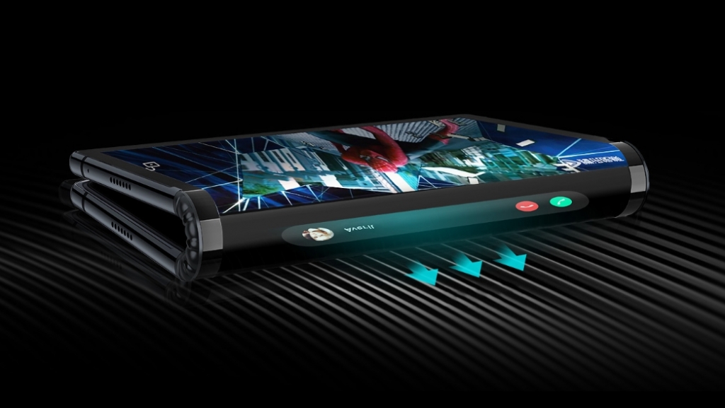 로욜 첫 폴더블폰 '플렉스파이'. 접었을 때 곡률이 매우 커 힌지 부분 두께가 상당하다. /사진=로욜