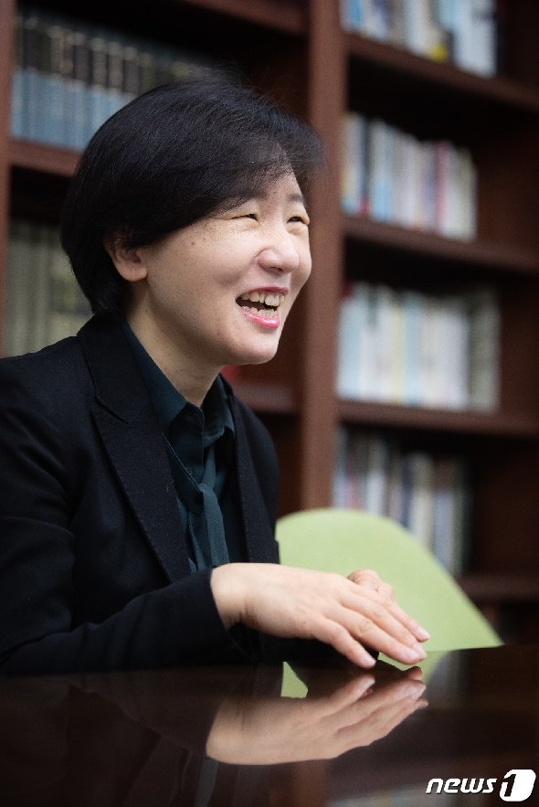 디지털 성범죄 양형기준에 대한 의견을 모으는 캠페인을 진행 중인 김영미 법무법인 숭인 변호사가 25일 서울 서초구 양재동 법무법인 숭인에서 뉴스1과 인터뷰하고 있다. © News1 유승관 기자