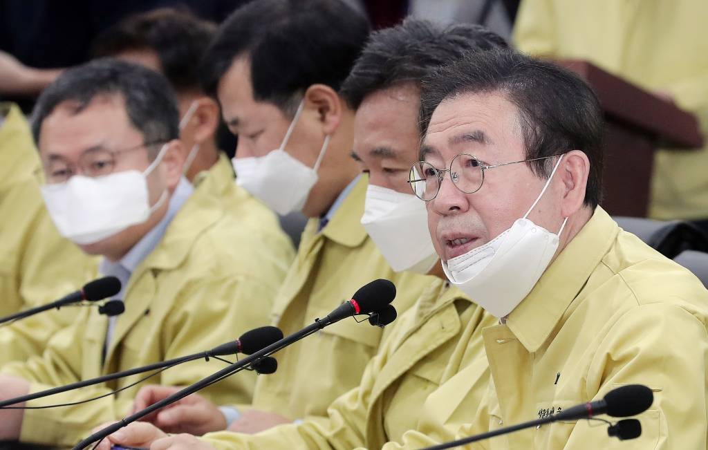 박원순 서울시장(오른쪽)이 2월 26일 오전 서울시청에서 열린 '코로나19' 관련 구청장 긴급비상대책회의에 참석해 모두발언을 하고 있다. / 사진=김창현 기자 chmt@