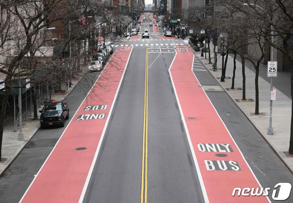 (뉴욕 AFP=뉴스1) 우동명 기자 = 25일 (현지시간) 코로나19 확산으로 이동 제한령이 내려진 뉴욕의 맨해튼 42번가에 차량 통행이 끊겨 텅 빈 모습이 보인다.   ⓒ AFP=뉴스1