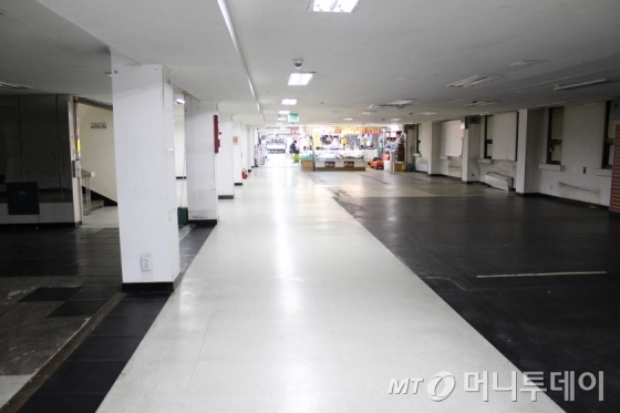 서울 용산구 나진상가 12·13동 내부에 비어있는 공실 전경./사진=이재윤 기자
