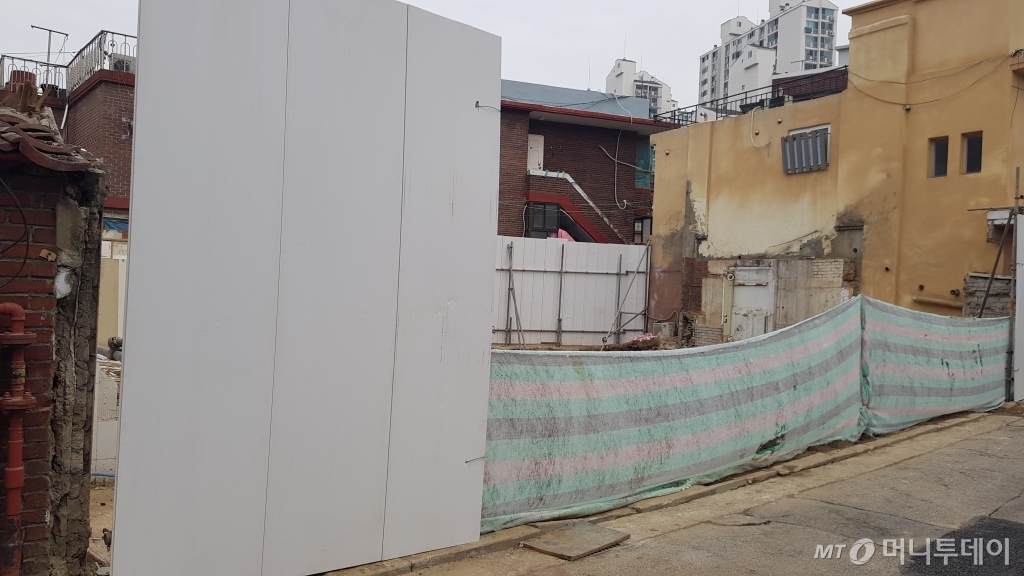 서울 마포구 염리동 재개발 사업지 내에서 지분쪼개기를 위해 공사가 진행되고 있다./사진= 박미주 기자