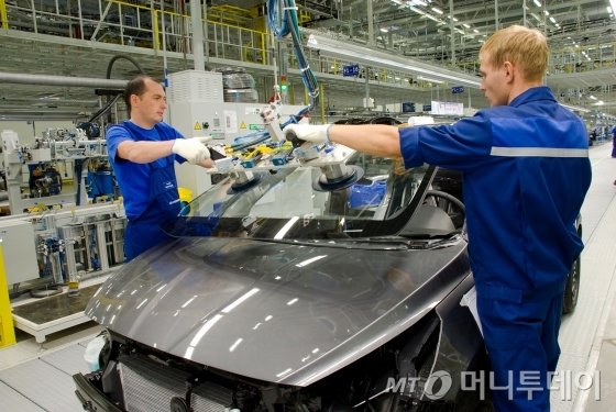 현대차 러시아 생산법인 의장라인에서 쏠라리스를 생산하는 장면 / 사진제공=현대차