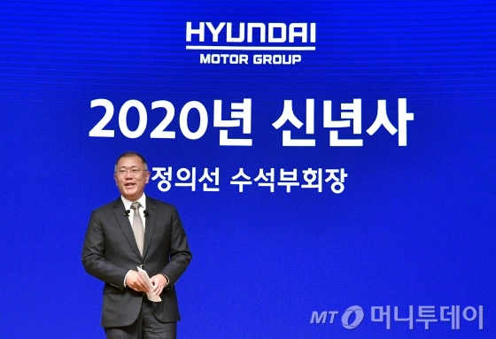 현대자동차그룹은 2일 서울 양재동 본사에서 임직원들이 참석한 가운데 2020년 신년회를 개최했다. 정의선 현대차그룹 수석부회장은 새해 메시지를 통해 "현대차그룹은 2020년을 미래 시장에 대한 리더십 확보의 원년으로 삼고자 한다"고 밝히며, 올해부터 미래 분야에서 가시적 성과를 창출하겠다는 의지를 표명했다. /사진제공=현대차그룹