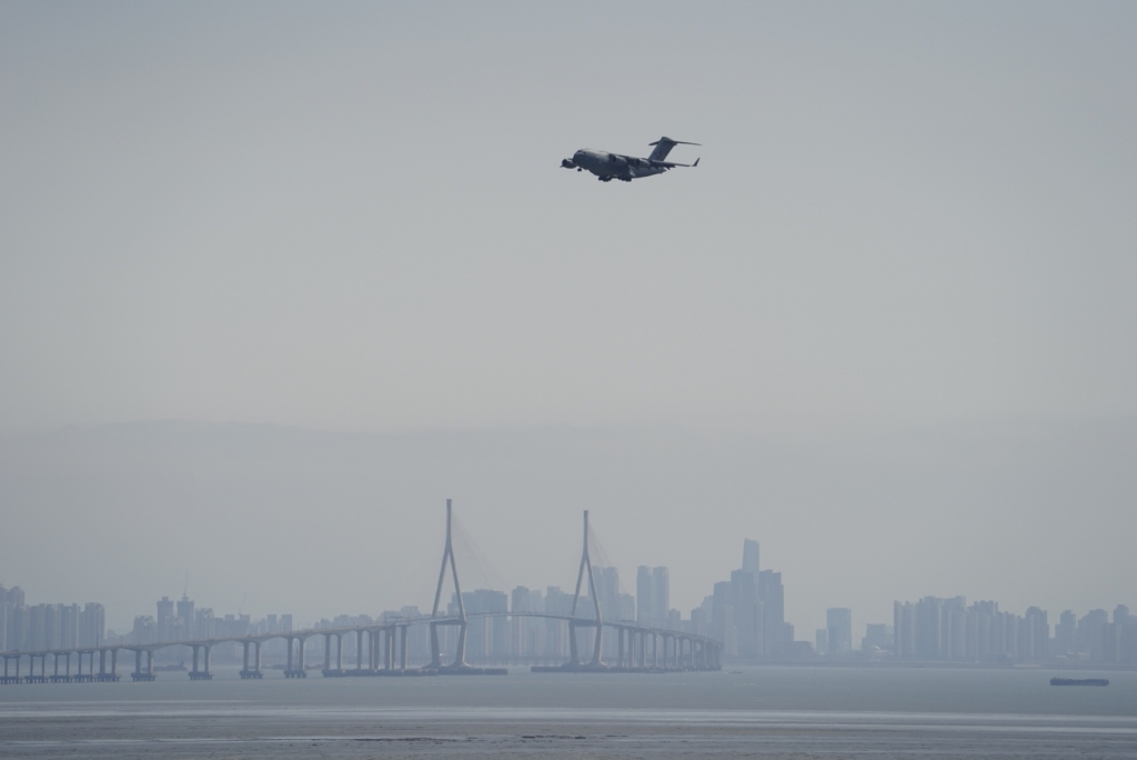 루마니아가 코로나19 진단키트 수송을 위해 띄운 헝가리 소속 나토 C17 수송기/사진=독자 서성진씨 제공