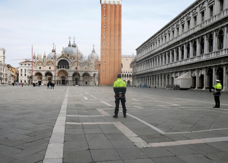 코로나19 확진자가 급증하고 있는 이탈리아 베니스의 세인트 마크 광장이 한적한 모습을 보이고 있다. /사진 = 로이터