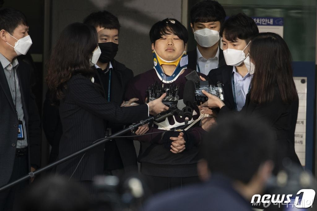 (서울=뉴스1) 송원영 기자 = 인터넷 메신저 텔레그램에서 미성년자를 포함한 여성들의 성 착취물을 제작 및 유포한 혐의를 받는 '박사방' 운영자 조주빈(25)이 25일 서울 종로구 종로경찰서 유치장에서 나와 검찰로 송치되고 있다.  이날 경찰은 국민의 알권리, 동종범죄 재범방지 및 범죄예방 차원에서 신상을 공개했다. 2020.3.25/뉴스1