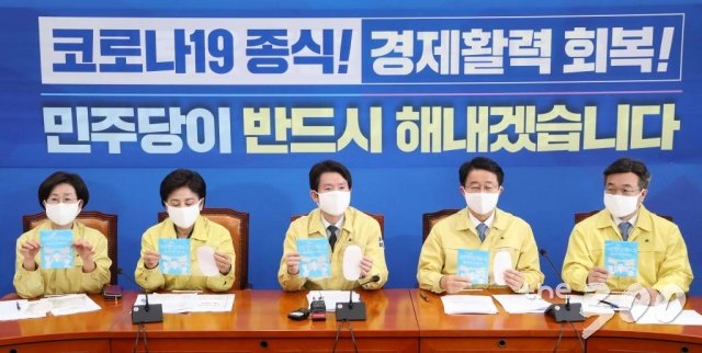 제21대 총선을 한달 앞둔 3월15일 오후 서울 여의도 국회 앞 선거관리위원회 안내 현수막이 바람에 펄럭이고 있다.