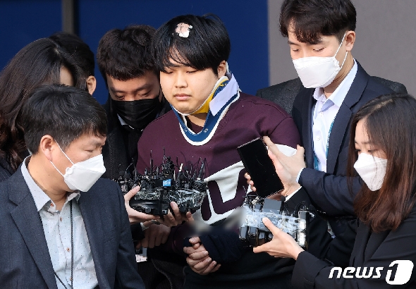 인터넷 메신저 텔레그램에서 미성년자를 포함한 여성들의 성 착취물을 제작 및 유포한 혐의를 받는 '박사방' 운영자 조주빈(25)이 25일 서울 종로구 종로경찰서 유치장에서 나와 검찰로 송치되고 있다. 2020.3.25/뉴스1 © News1 송원영 기자
