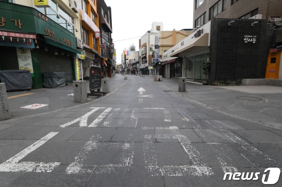 (서울=뉴스1) 신웅수 기자 = 15일 서울 종로구 인사동 거리가 신종 코로나바이러스 감염증(코로나19)의 여파로 한산한 모습을 보이고 있다. 2020.3.15/뉴스1   <저작권자 ⓒ 뉴스1코리아, 무단전재 및 재배포 금지>