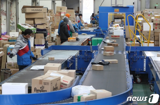 (고양=뉴스1) 송원영 기자 = 신종 코로나바이러스 감염증 확산에 따라 이커머스를 이용하는 고객이 증가하면서 택배물량도 급속도로 증가할 것으로 전망되고 있다. 4일 경기 고양시 한 물류센터에서 직원들이 분주히 물류를 분류하고 있다. 2020.2.4/뉴스1  <저작권자 ⓒ 뉴스1코리아, 무단전재 및 재배포 금지>